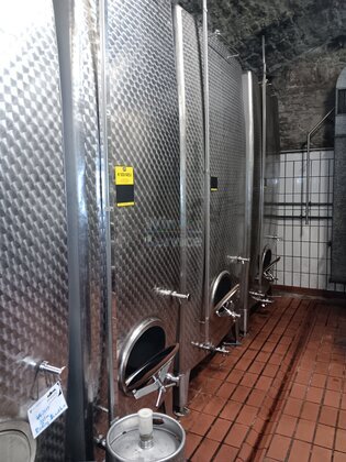 Edelstahltanks mit Schräge für Gewölbe  5200l und 3450l