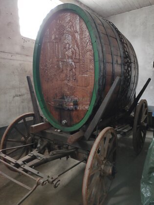 Alter Leiterwagen mit Holzfass