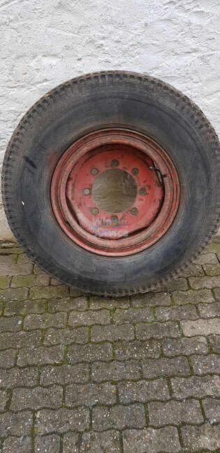 Anhängerreifen mit Felge