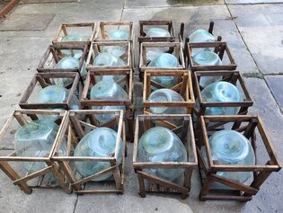 Glasballons 25l mit Holzgestell 