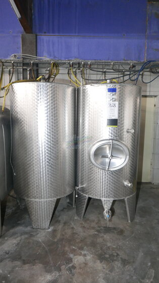 1.100 Liter Weintanks mit  1 Kühlplatte