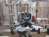 Bild 1 Etikettiermaschine
