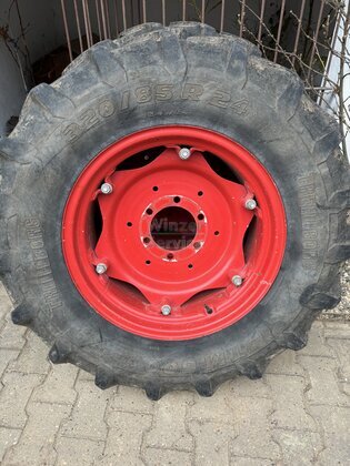 2 Reifen mit Felgen für Schmalspurtraktor