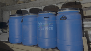 Blaue  Fässer mit weisser Innenbeschichtung Volumen 110 l