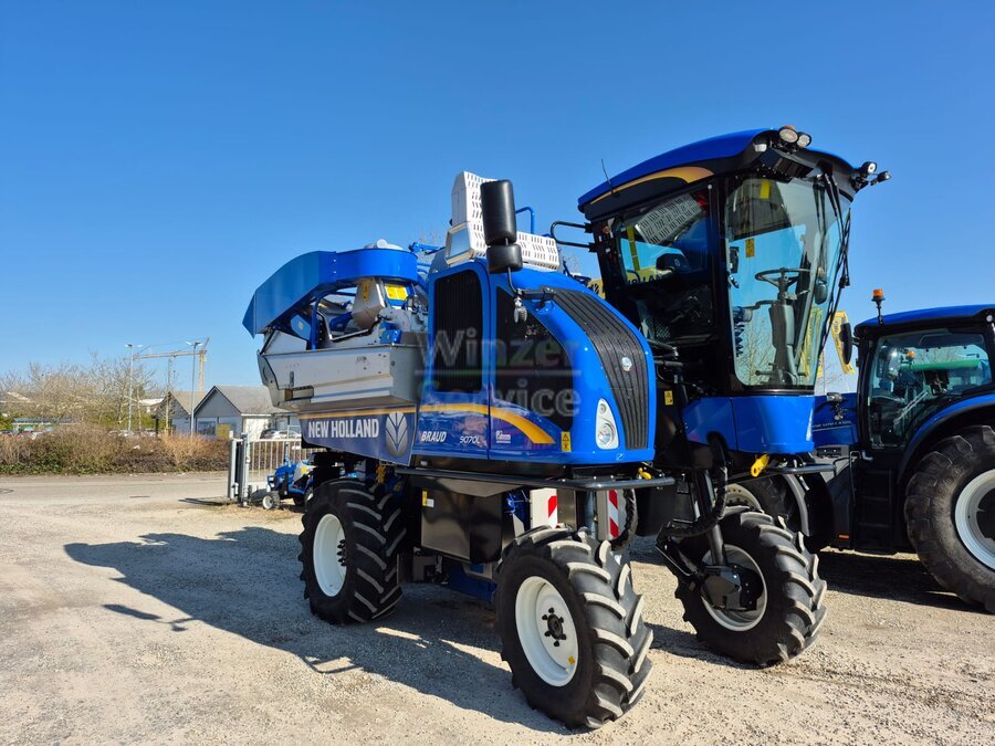Bild 1 New Holland BRAUD 9070L Vorführmaschine mit Entrapper