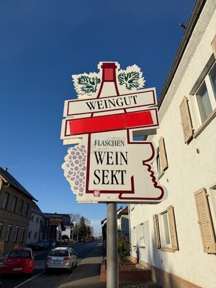 Weingut-Werbeschild