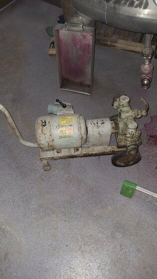 Alte Weinpumpe, Flaschenbürste, Etikettiermaschine.